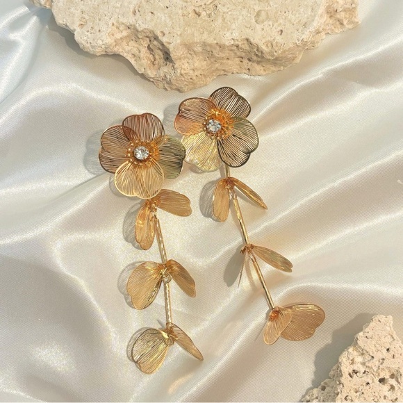 Jewelry - Elegant Gold Floral Drop Earrings